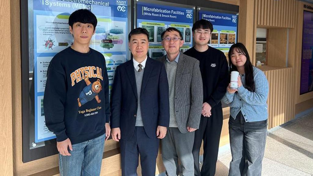 Investigadores de JAIS con el purificador que han inventado