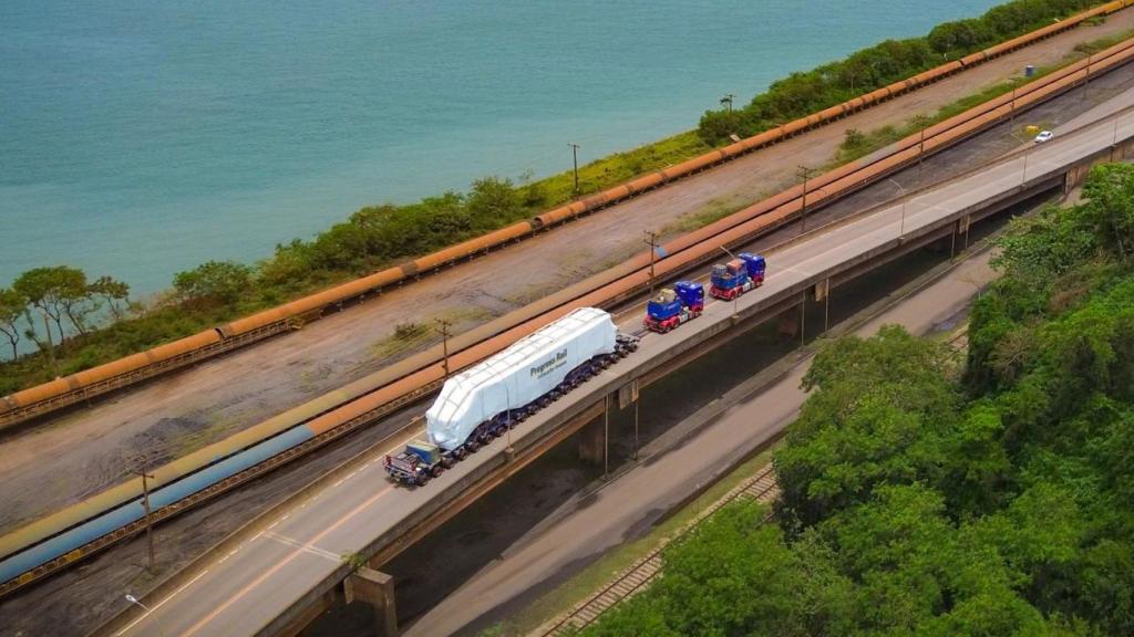 Momento del transporte de la locomotora eléctrica de batería EMD SD70J-BB.