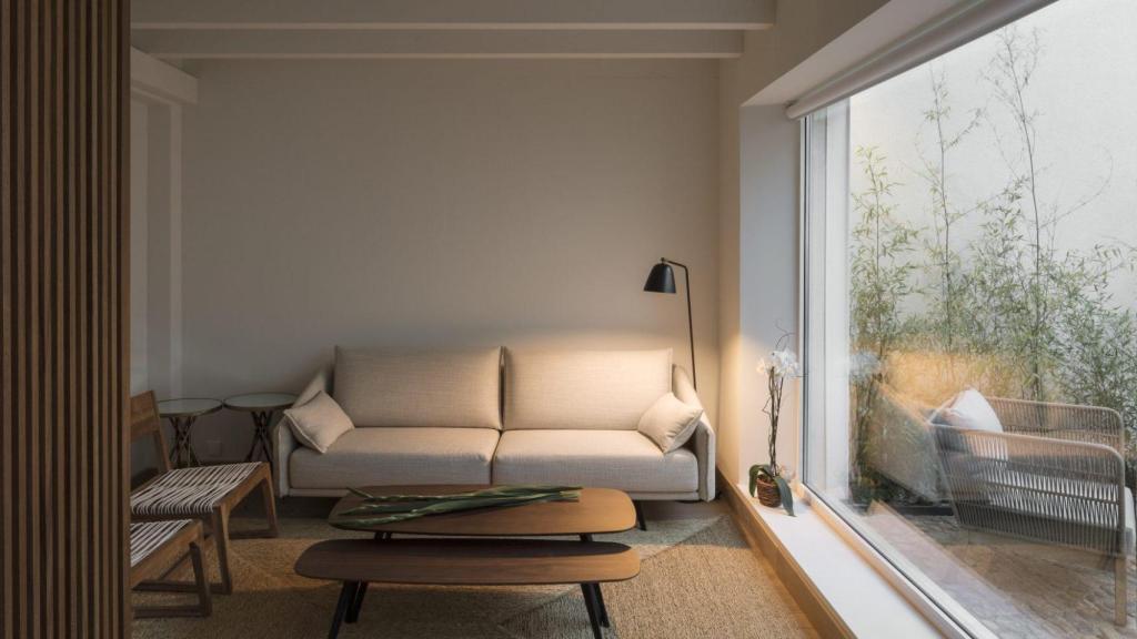 El salón junto al patio en el interior del edificio.