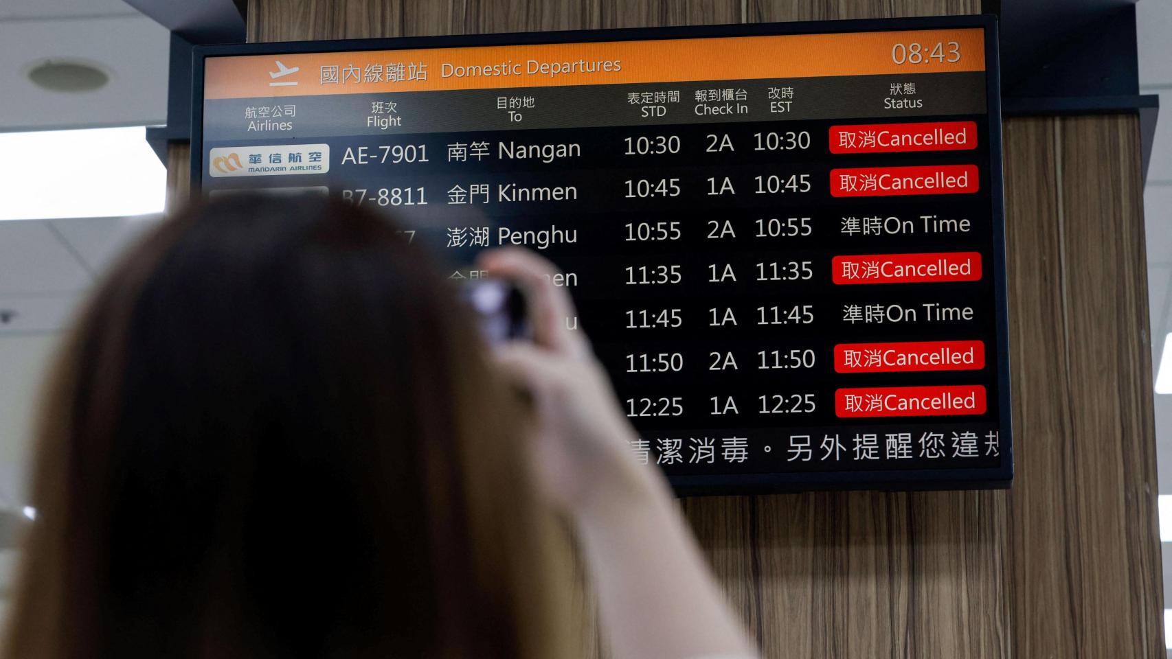La pantalla de información de vuelos muestra vuelos cancelados en el Aeropuerto Songshan de Taipei, mientras China realiza ejercicios militares Misión de Justicia 2025 en Taiwán , en Taipei.