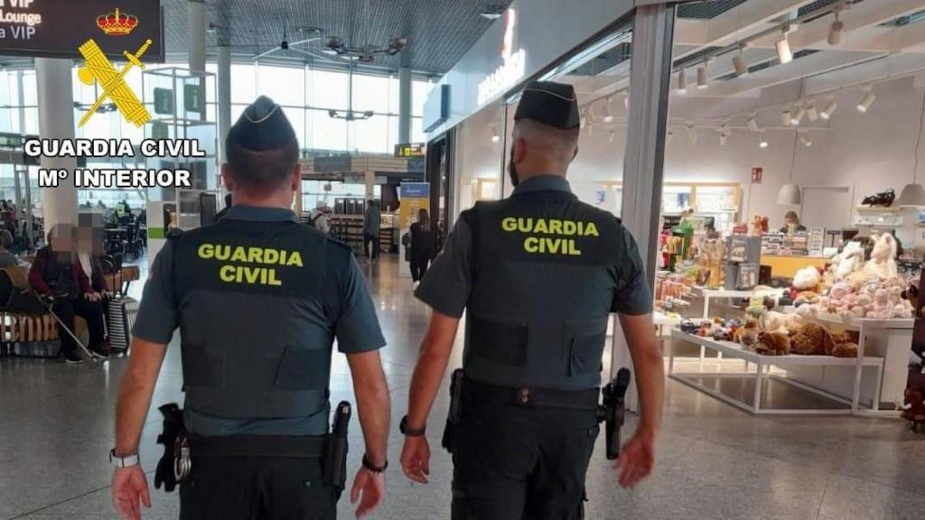 Efectivos de la Guardia Civil en el aeropuerto Rosalía de Castro de Santiago.