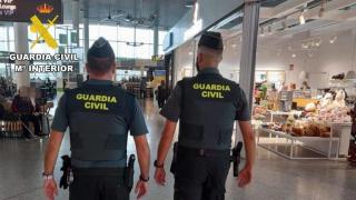 Efectivos de la Guardia Civil en el aeropuerto Rosalía de Castro de Santiago.