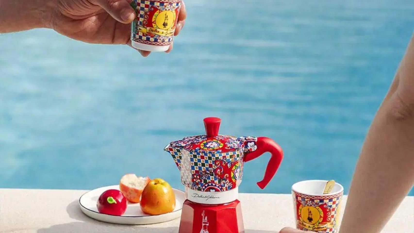 ¿Regalo perfecto para un amante del café? Este pack con la calidad de Bialetti y el diseño de Dolce&Gabbana