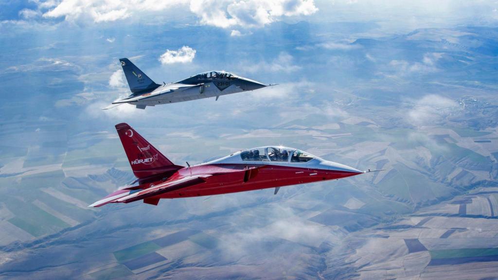 Dos cazas Hürjet en pleno vuelo