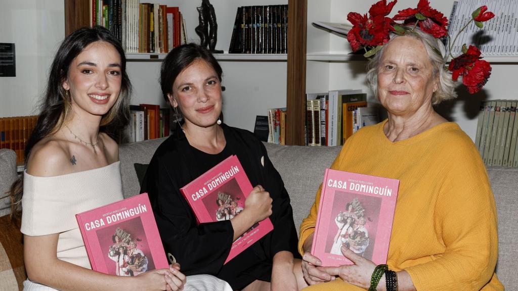 Jara, junto a su madre y su hermana Palito en una imagen de archivo.