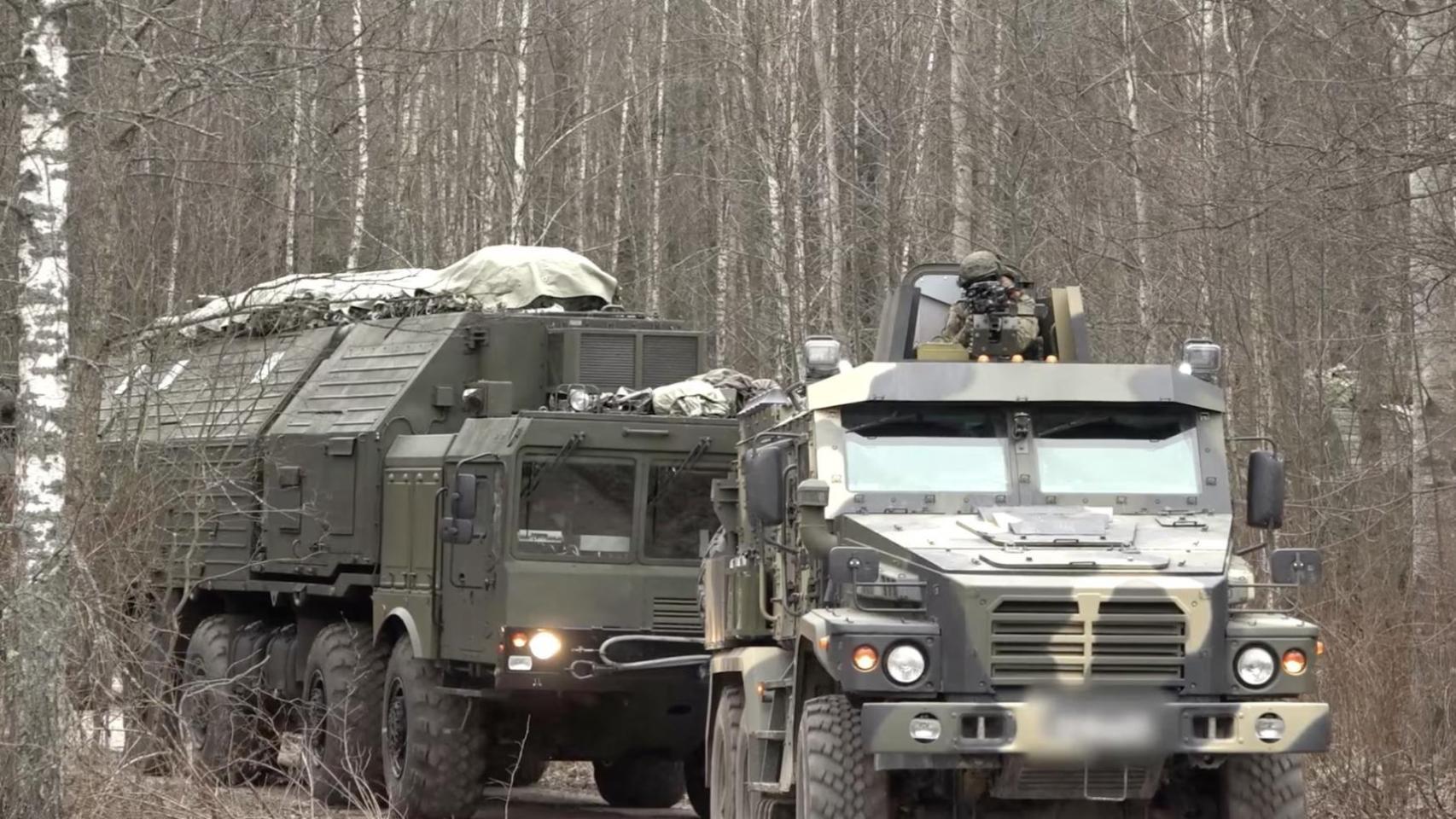 Militares participan en lo que el Ministerio de Defensa ruso describe como el despliegue del sistema de misiles hipersónicos Oreshnik, con capacidad nuclear, en Bielorrusia, en un lugar no identificado, en esta imagen fija tomada de un video difundido el 30 de diciembre de 2025.