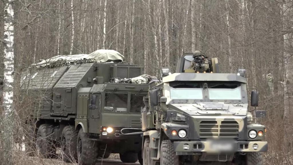 Militares participan en lo que el Ministerio de Defensa ruso describe como el despliegue del sistema de misiles hipersónicos Oreshnik, con capacidad nuclear, en Bielorrusia, en un lugar no identificado, en esta imagen fija tomada de un video difundido el 30 de diciembre de 2025.