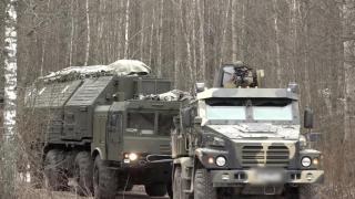 Militares participan en lo que el Ministerio de Defensa ruso describe como el despliegue del sistema de misiles hipersónicos Oreshnik, con capacidad nuclear, en Bielorrusia, en un lugar no identificado, en esta imagen fija tomada de un video difundido el 30 de diciembre de 2025.