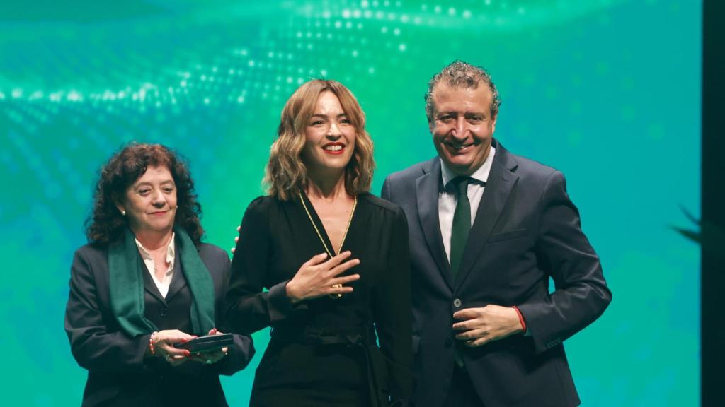 Verónica Sánchez recibiendo la Medalla de Oro de la Provincia de Sevilla