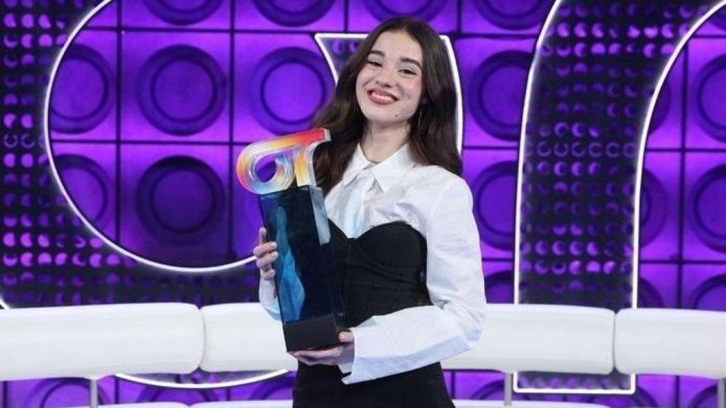 Cristina Lora con el trofeo de Operación Triunfo 2025