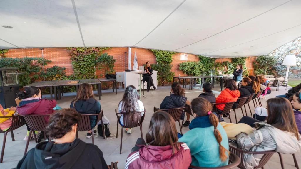 Maybelline ofreció al equipo de Magas una clase de maquillaje para atletas.