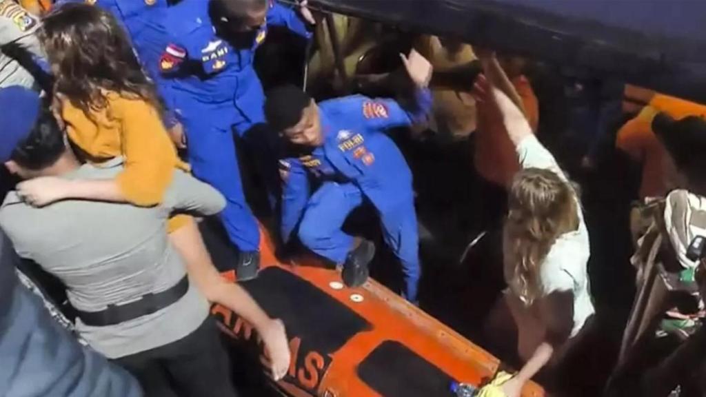 Rescate del pasado viernes tras el naufragio. EFE