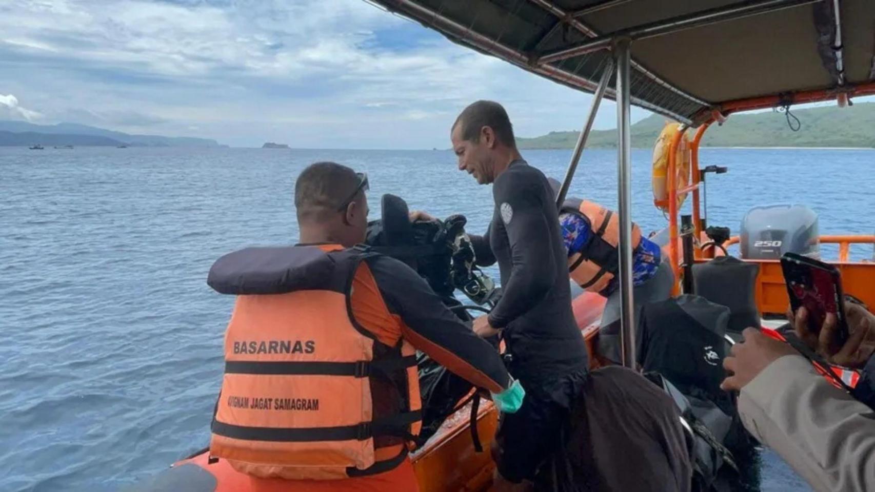 Efectivos de búsqueda de los tres desaparecidos en Indonesia