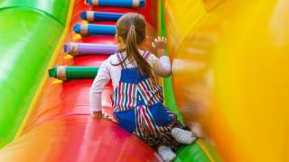 Una niña en un hinchable