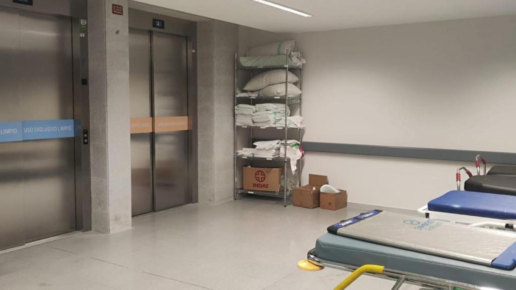 Imagen de las camillas aparcadas junto a los ascensores.