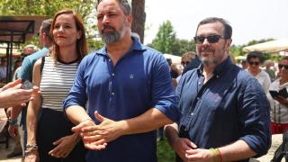 La portavoz de Vox en la Asamblea de Madrid, Isabel Pérez Moñino, el presidente de Vox, Santiago Abascal, y el presidente de Vox en Madrid, José Antonio Fúster.