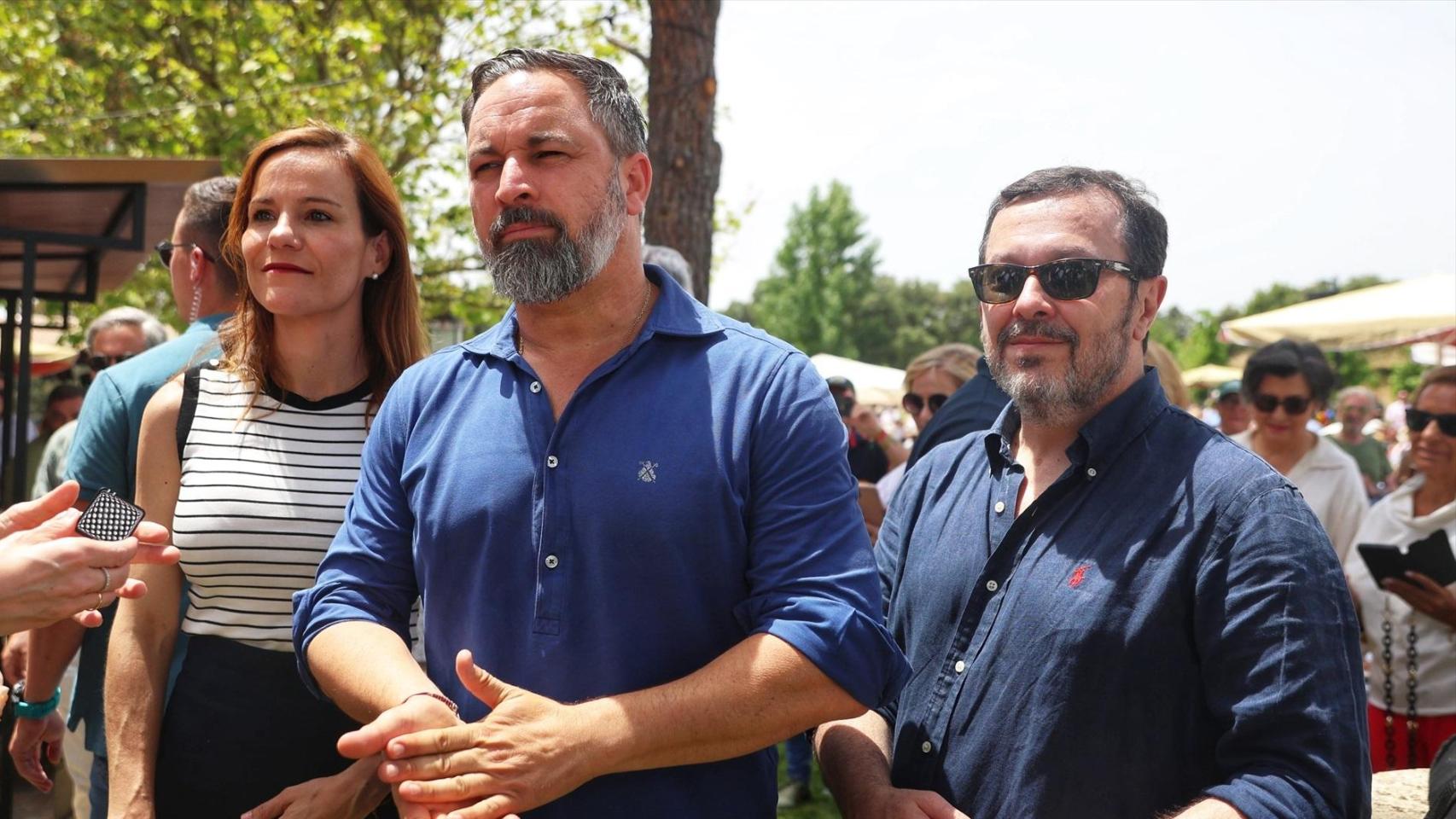 La portavoz de Vox en la Asamblea de Madrid, Isabel Pérez Moñino, el presidente de Vox, Santiago Abascal, y el presidente de Vox en Madrid, José Antonio Fúster.