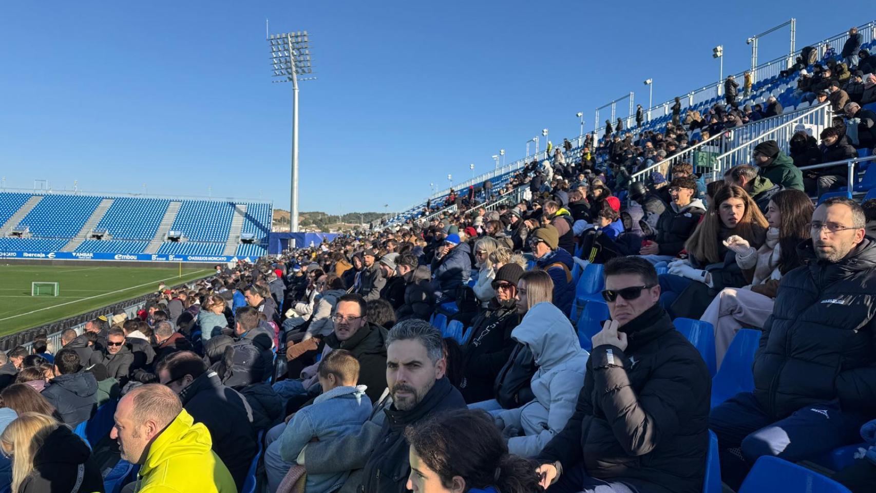 Aficionados en el Ibercaja Estadio este martes.