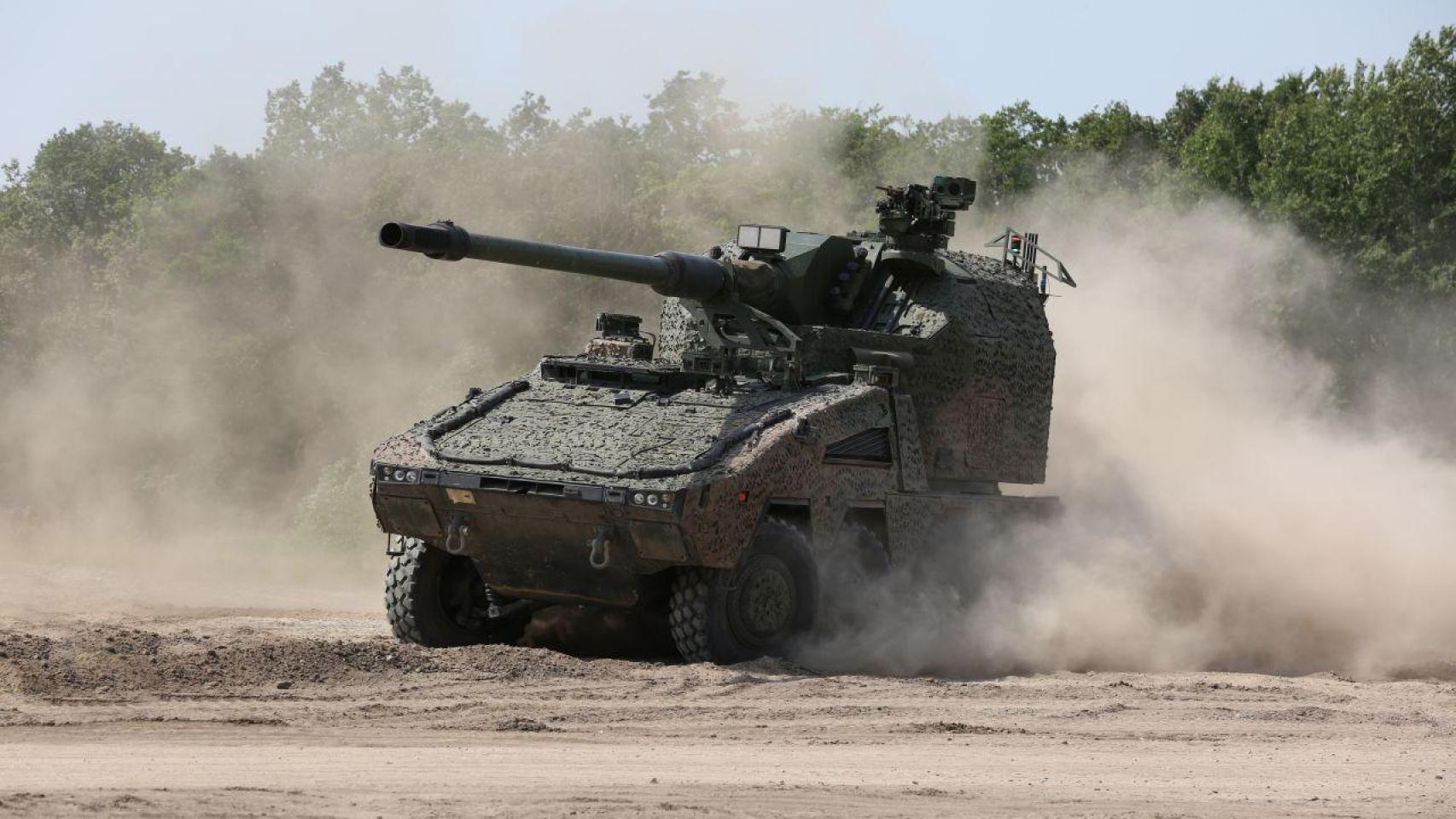 El RCH 155, montado sobre el vehículo blindado BOXER.