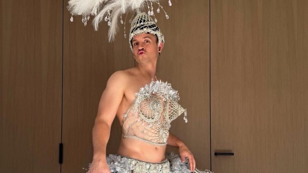 Dabiz Muñoz luciendo el vestido que vistió Pedroche en las Campanadas pasadas.