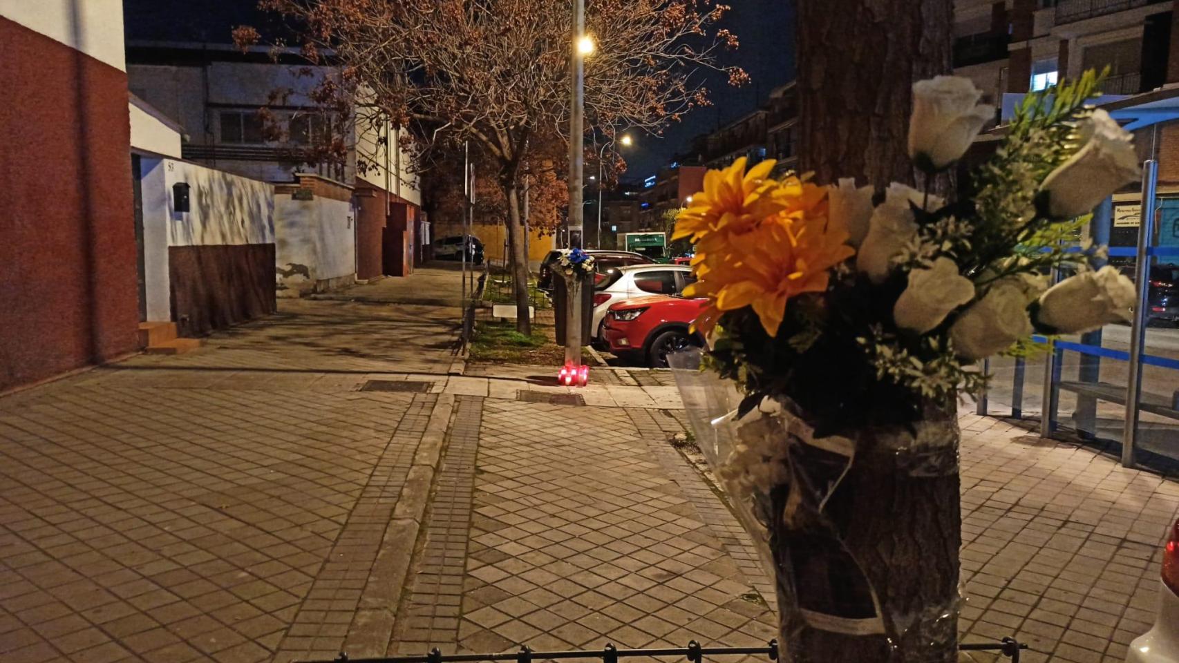 Altar en recuerdo de Izan en la calle de la Lagartera, 23