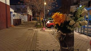 Altar en recuerdo de Izan en la calle de la Lagartera, 23