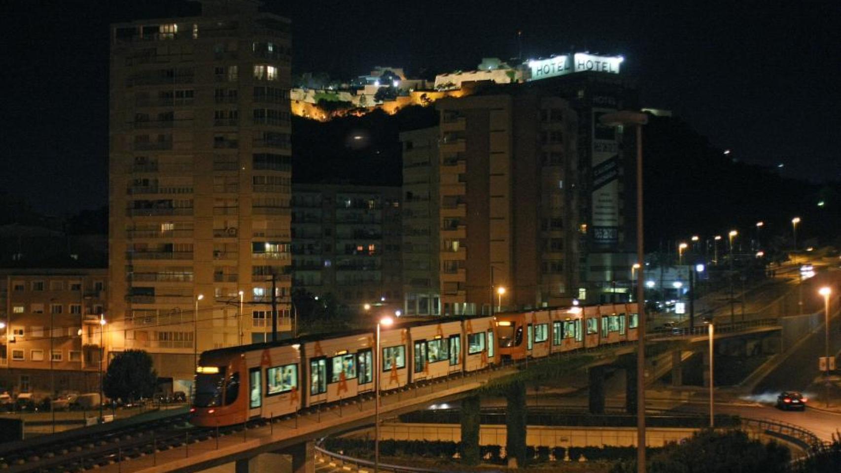 El TRAM d’Alacant de noche.