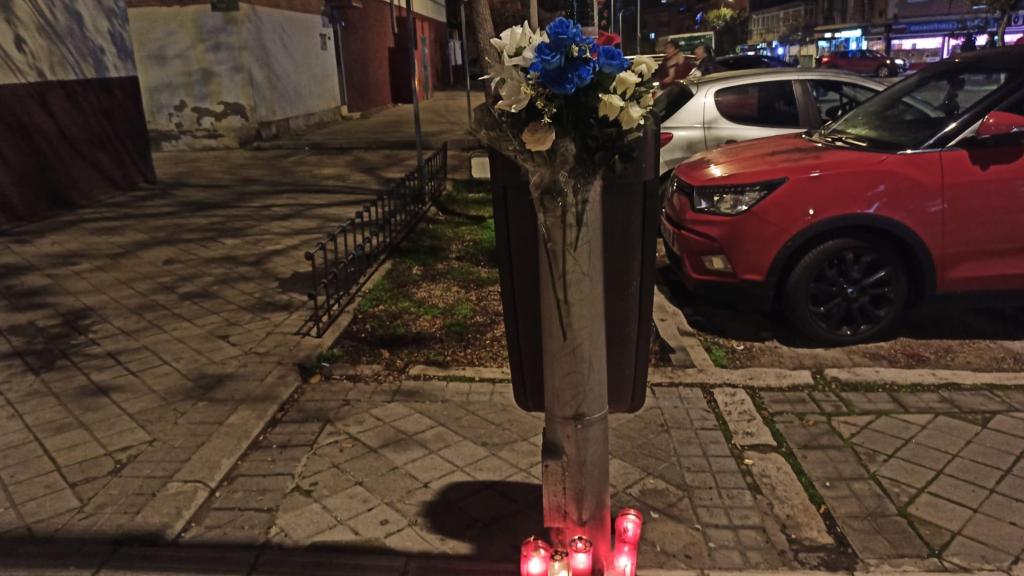 Altar en memoria de Izan en la Calle de la Lagartera, 23