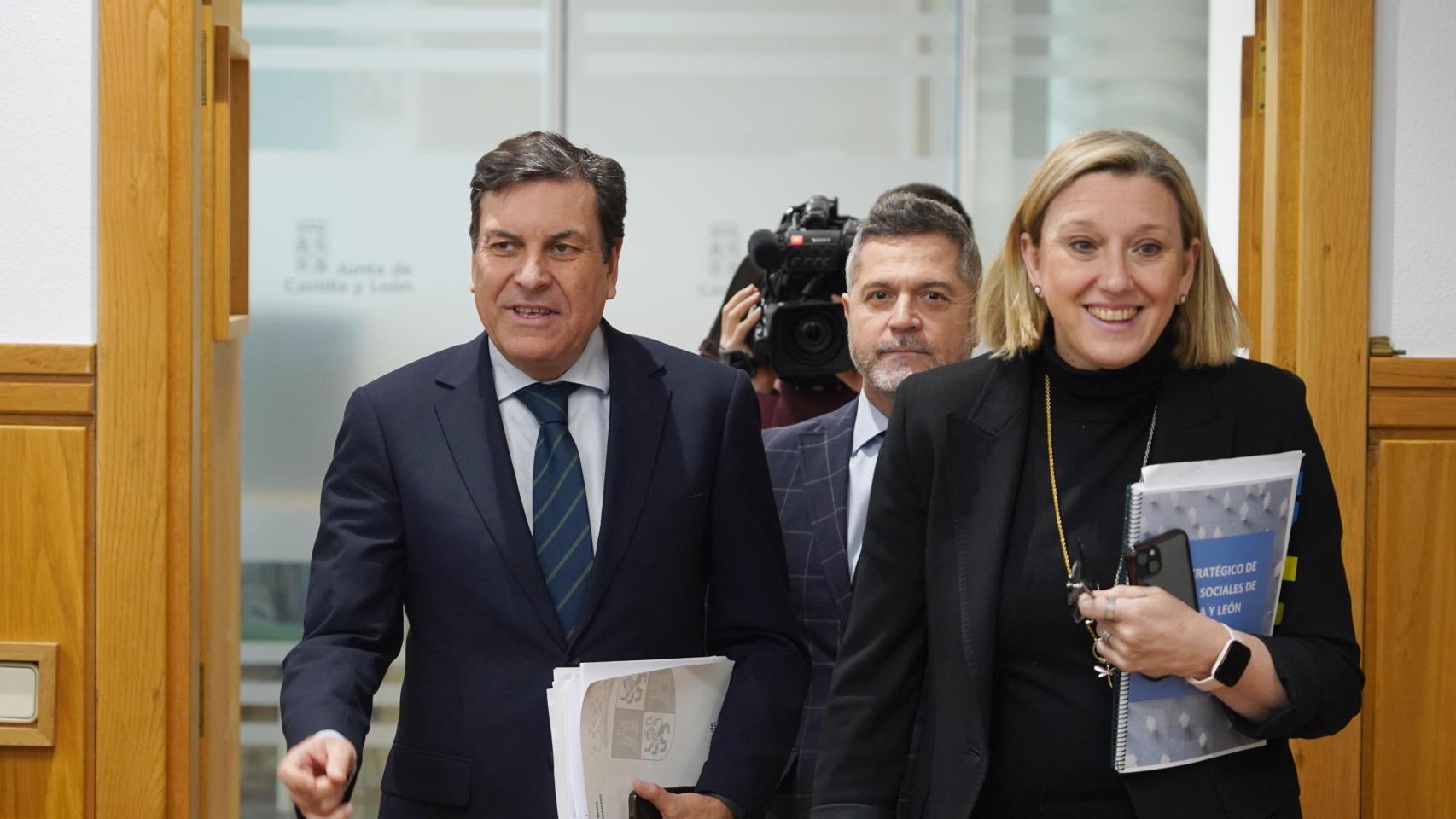 El consejero de Economía y Hacienda y portavoz, Carlos Fernández Carriedo, comparece en rueda de prensa posterior al Consejo de Gobierno junto a la vicepresidenta y consejera de Familia Isabel Blanco