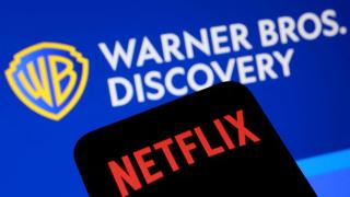 Logotipos de Warner Bros Discovery y Netflix en una ilustración.