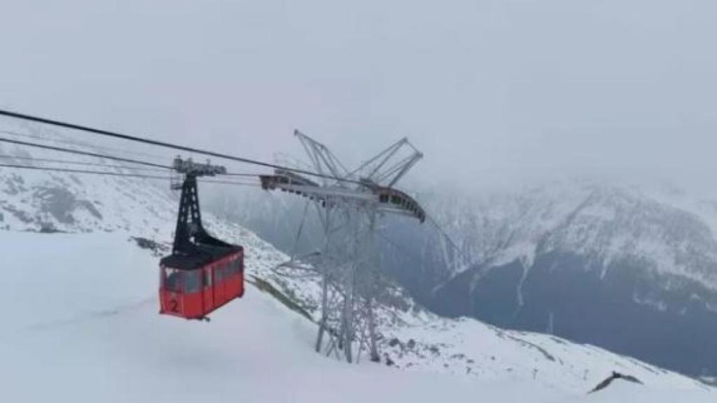 Más de 100 atrapados en los Alpes italianos tras un incidente con un teleférico.