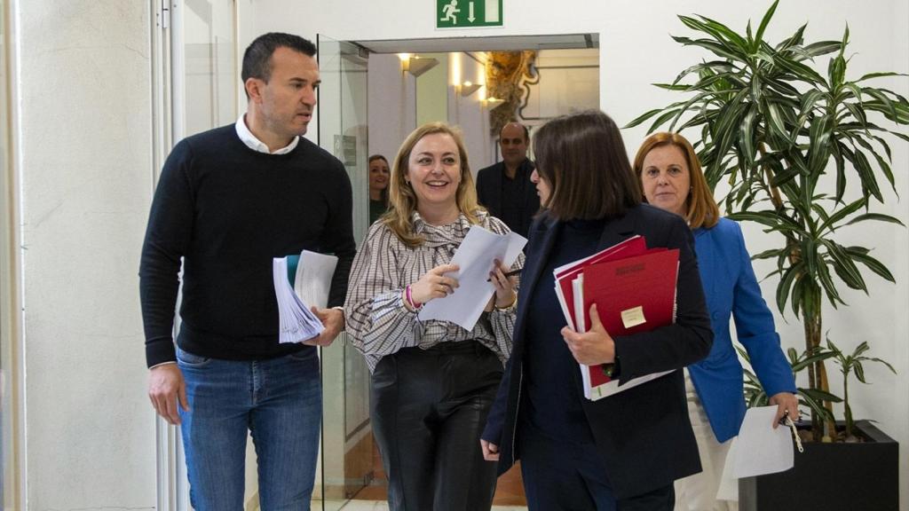 El presidente de la Diputació de València, Vicent Mompó, la vicepresidenta primera, Natàlia Enguix, y la vicepresidenta segunda, Reme Mazzolari. Raquel Abulaila