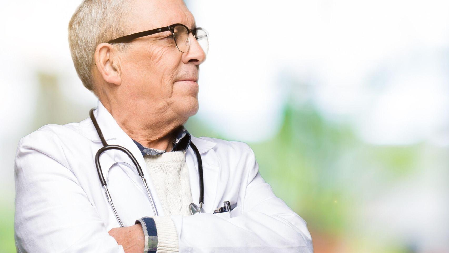 Un médico jubilado.