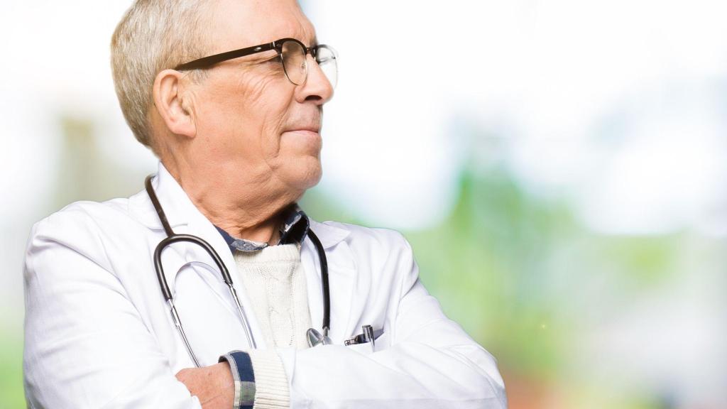 Un médico jubilado.