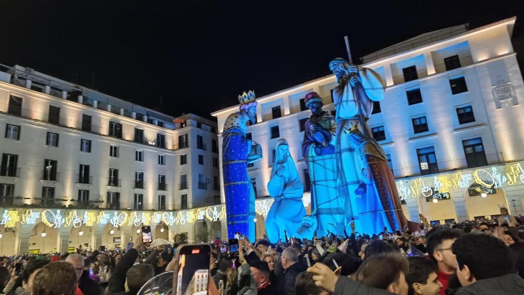 La celebración de la Nochevieja en la plaza del Ayuntamiento de Alicante.