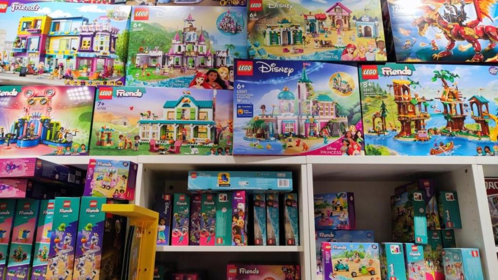 Cajas con construcciones de Lego en Juega Bien.