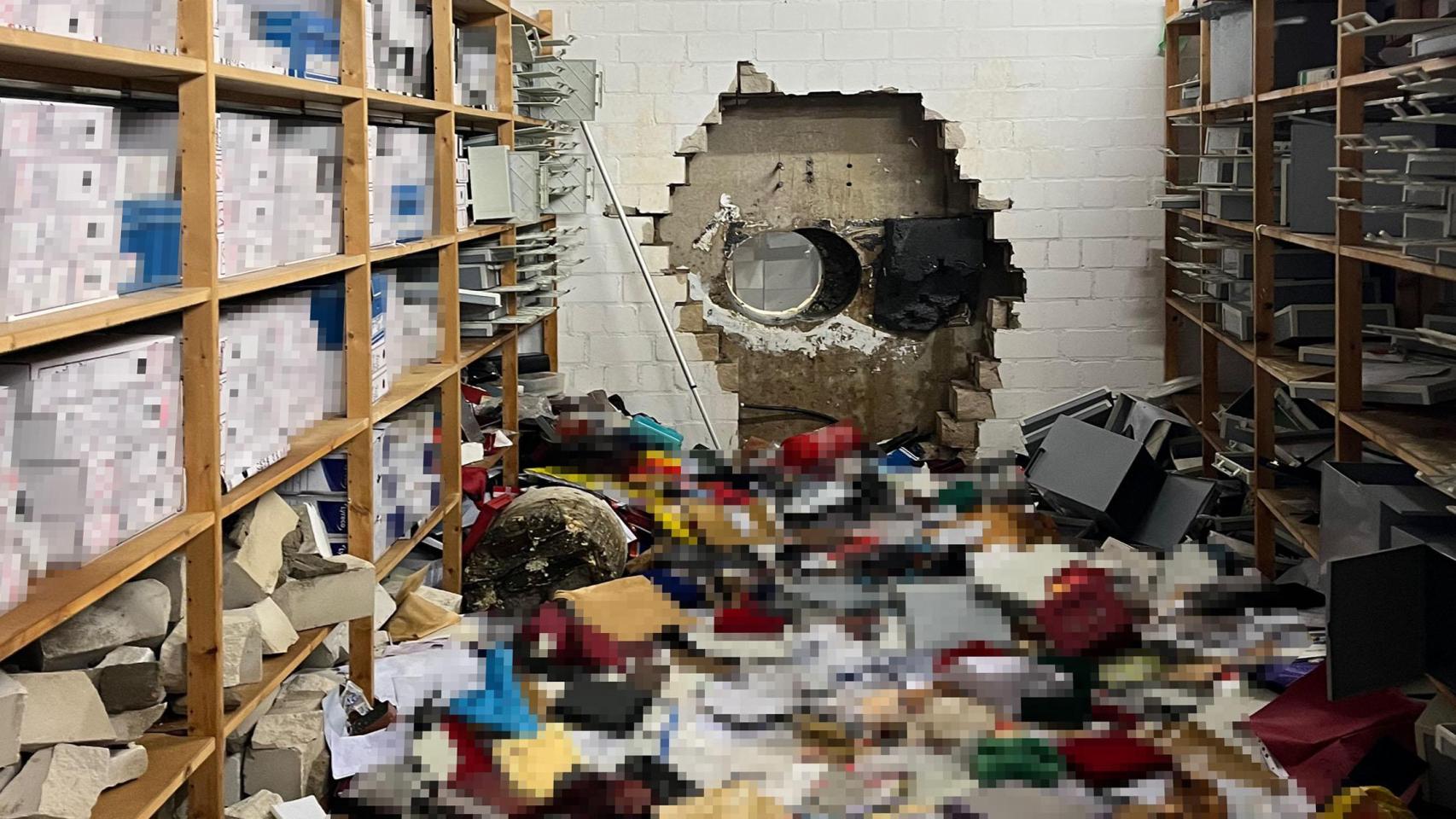 Agujero en la pared y bóveda abierta del banco Sparkasse en Gelsenkirchen.