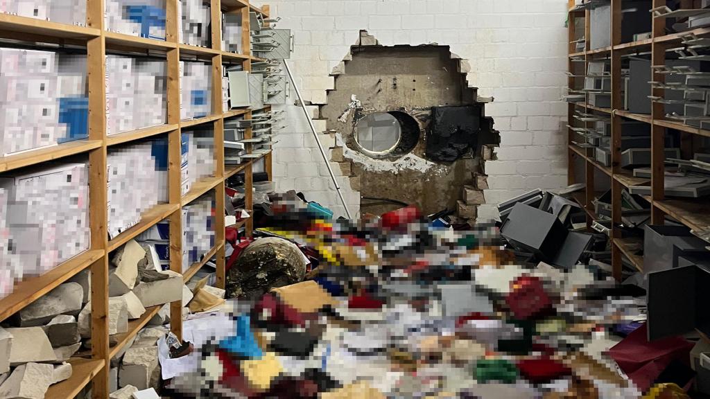 Agujero en la pared y bóveda abierta del banco Sparkasse en Gelsenkirchen.