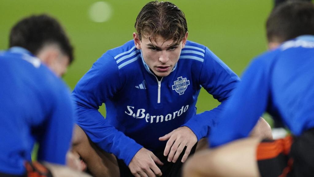 Nico Paz, durante un calentamiento con el Como