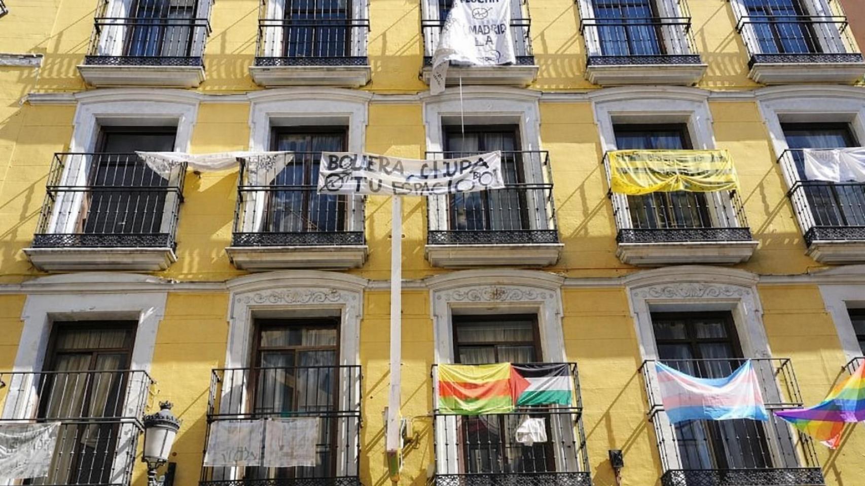 Edificios okupados con pintadas en España.