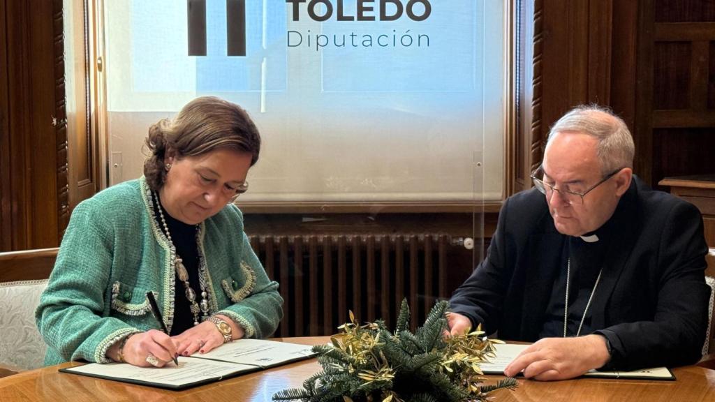 Cedillo y Cerro firman el convenio en la sede de la Diputación de Toledo.