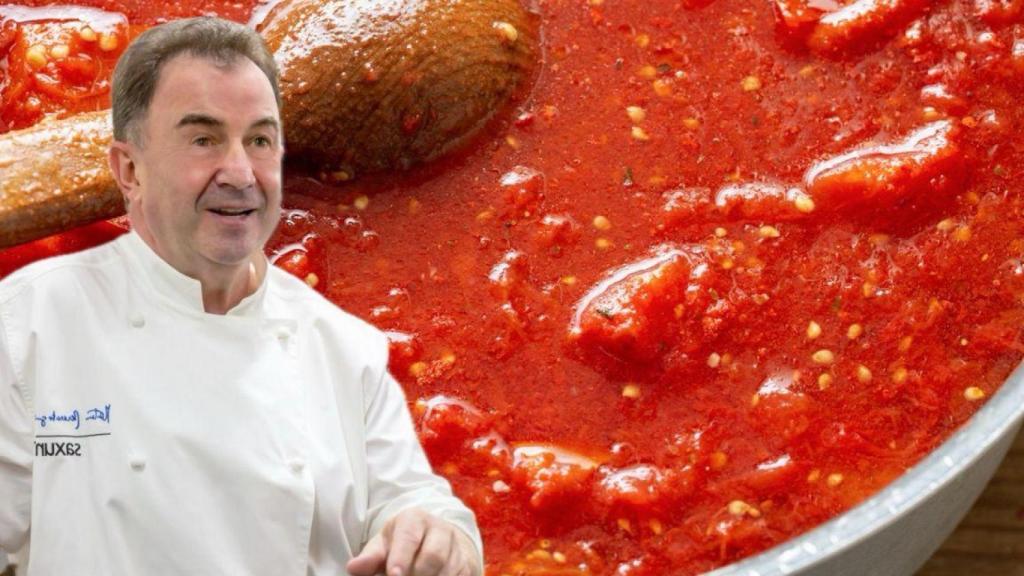 El chef Martín Berasategui junto a una salsa de tomate casera.