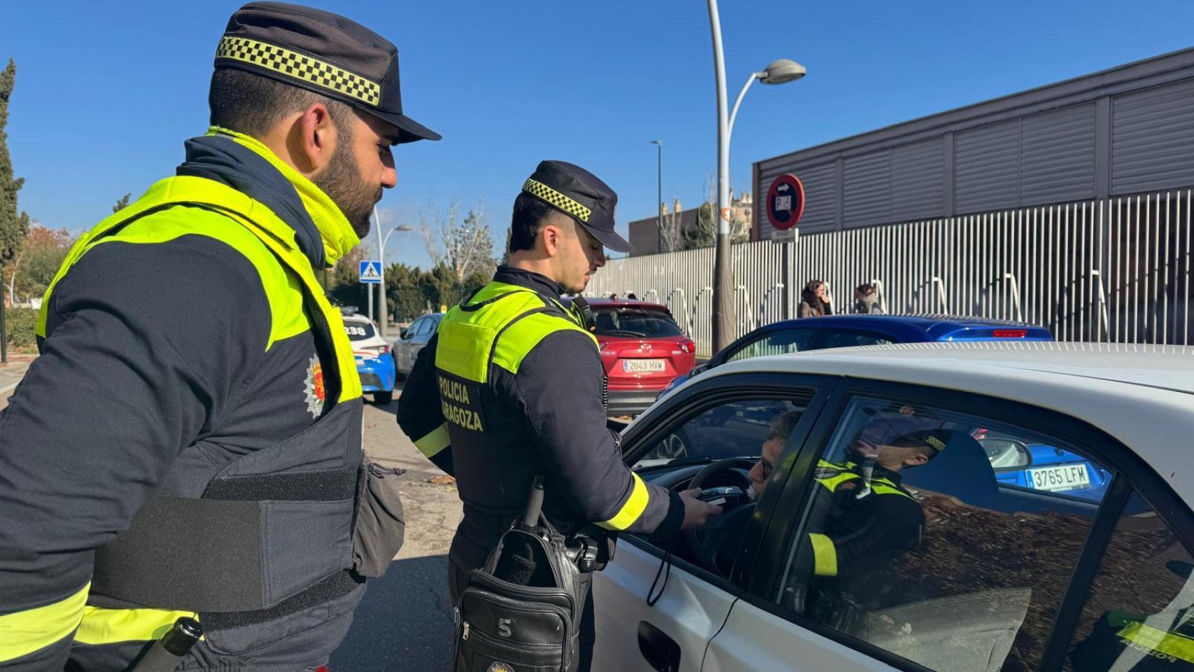 Dos agentes de la Policía Local de Zaragoza haciendo un control de alcoholemia