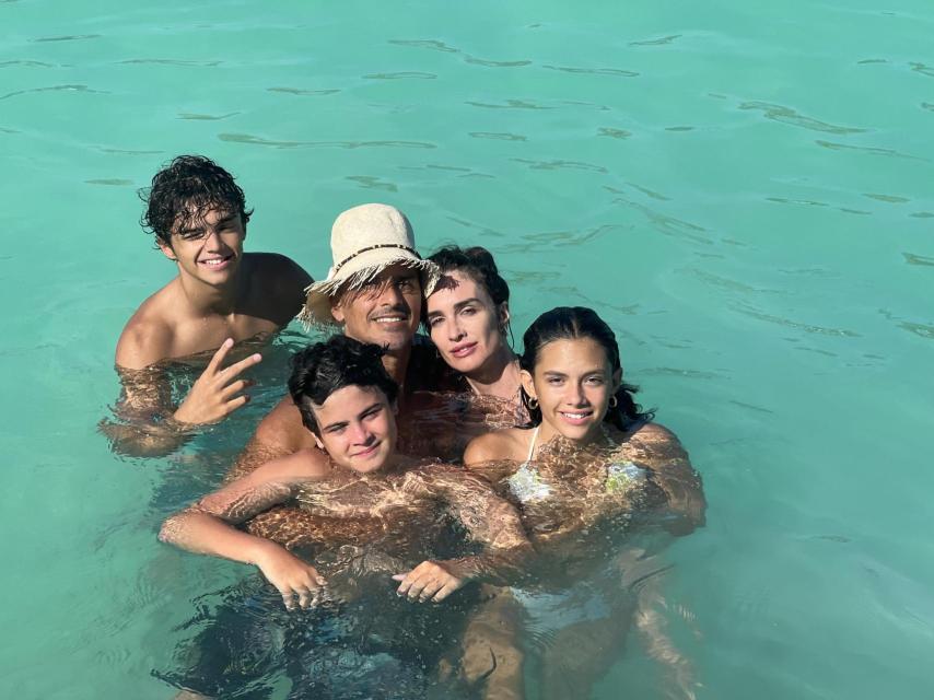 Paz Vega y Orson Salazar junto a sus tres hijos, Orson Jr., Ava y Lenon.