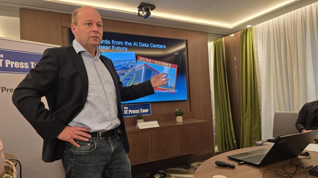 El CEO de Ewigbyte, Steffen Klewitz, en el evento en Atenas.