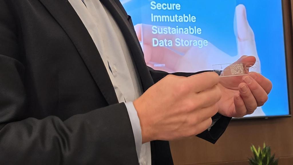 Steffen Klewitz muestra el cristal de almacenamiento.