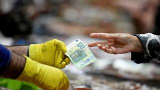 Una persona paga pescado en el mercado de la plaza de Lugo.