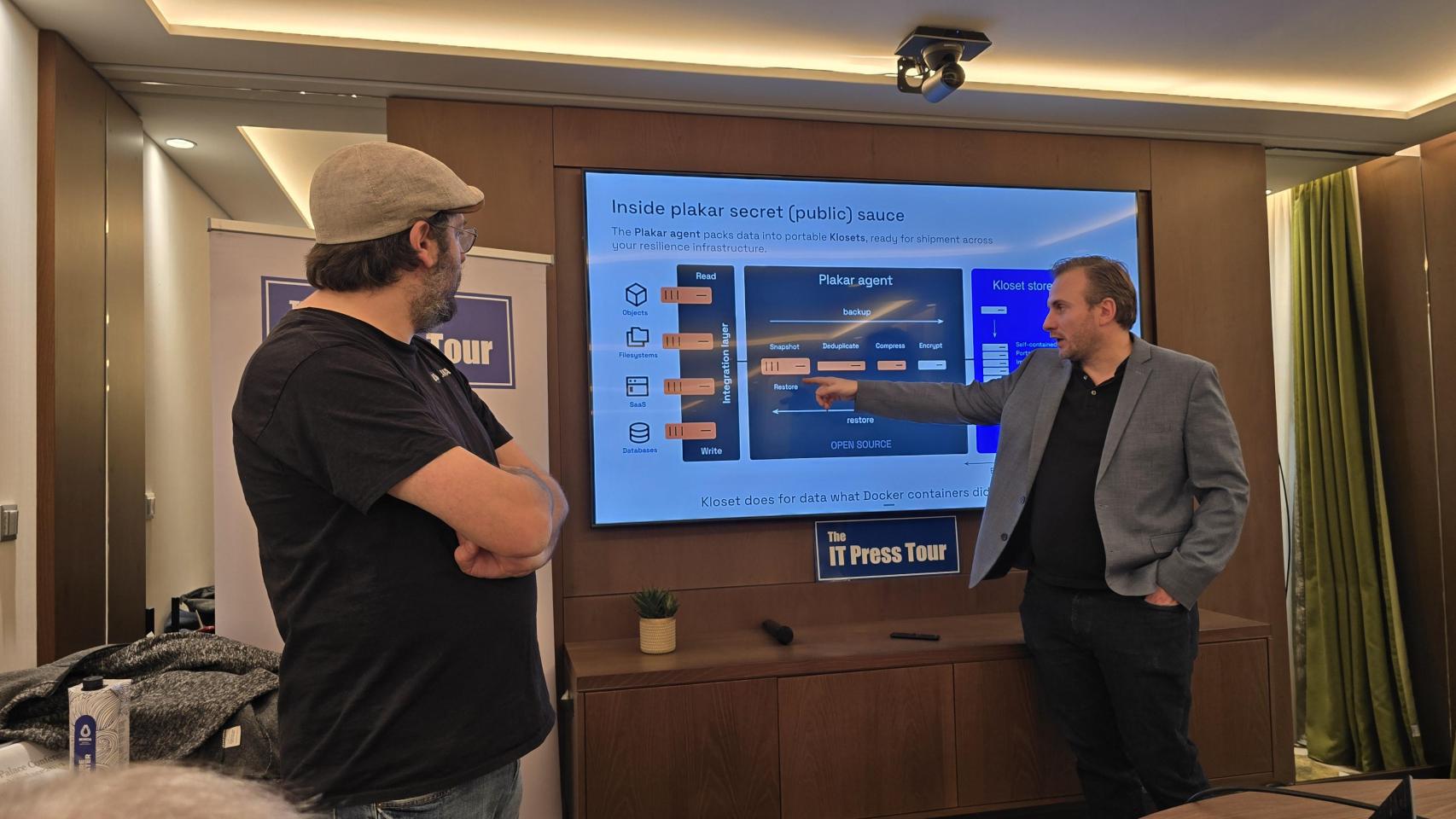 Julien Mangeard y Gilles Chehade, cofundadores de la francesa Plakar en el encuentro en Atenas.