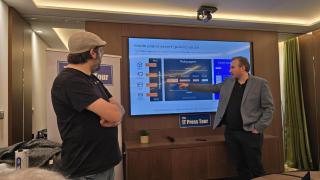 Julien Mangeard y Gilles Chehade, cofundadores de la francesa Plakar en el encuentro en Atenas.