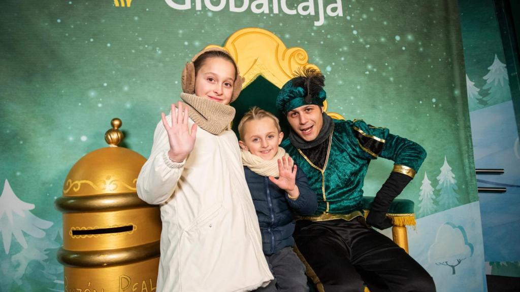 El Cartero Real de Globalcaja junto a dos niños de Cuenca.